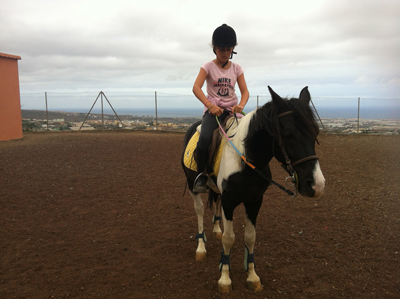 Una niña monta en Pony y se inicia en hípica en gran canaria