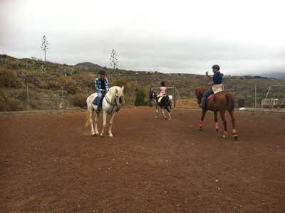 familia montando a caballo