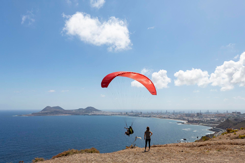 Vuelo biplaza de parapente sobre el Norte de Gran canaria con Las Canteras de Fondo