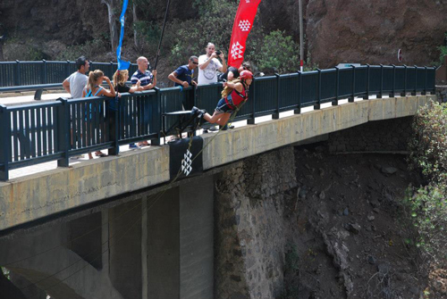 Sprung von der Angostura-Brücke in Las Palmas