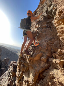 Escalando una vía ferrata en el Sur de Gran Canaria