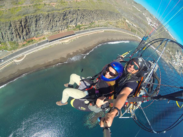 Fliegender Paramotor auf Gran Canaria