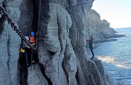 Gruppe von Touristen beim Coastering im Süden von Gran Canaria