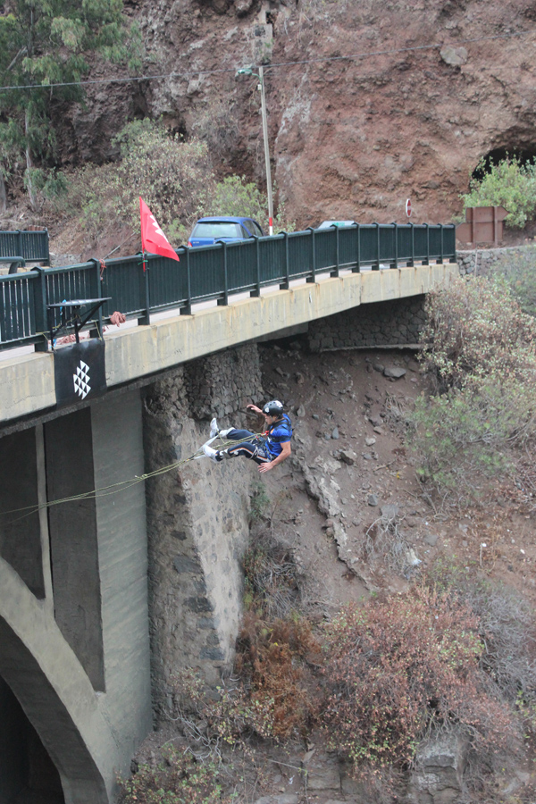 Haciendo un salto de bungee en gran canaria