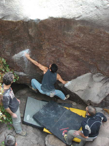 Escalando con crash pad de alquiler de Aventura en Canarias