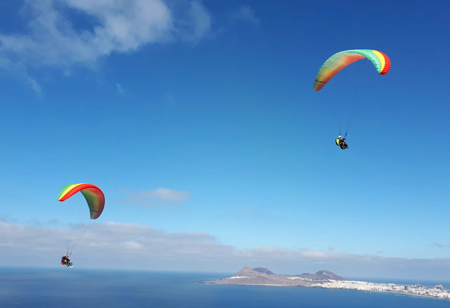 Vuelo en parapente frente a las canteras