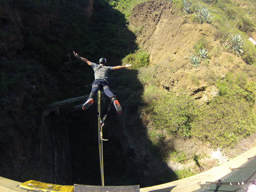 Salto al vacío en puenting