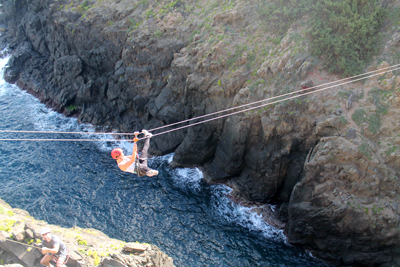 Una tirolona sobre el mar el mejor ejemplo de turismo activo en Gran Canaria